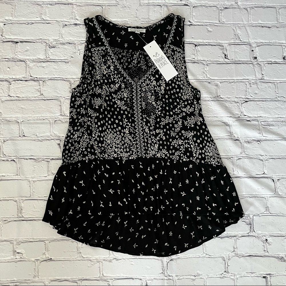 Black & White V-Neck Sleeveless Decorative Top Size Small (NWT)